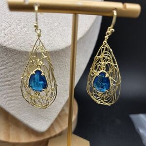 Elegant Gold Wire Earrings with Blue Gemstonesettings. (2133)